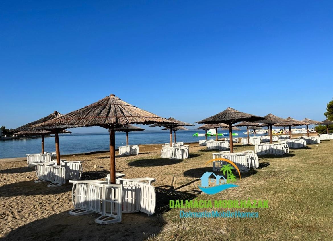 Lakokocsik A Tengerparton - Caravans At The Sandy Beach ปริฟลากา ภายนอก รูปภาพ